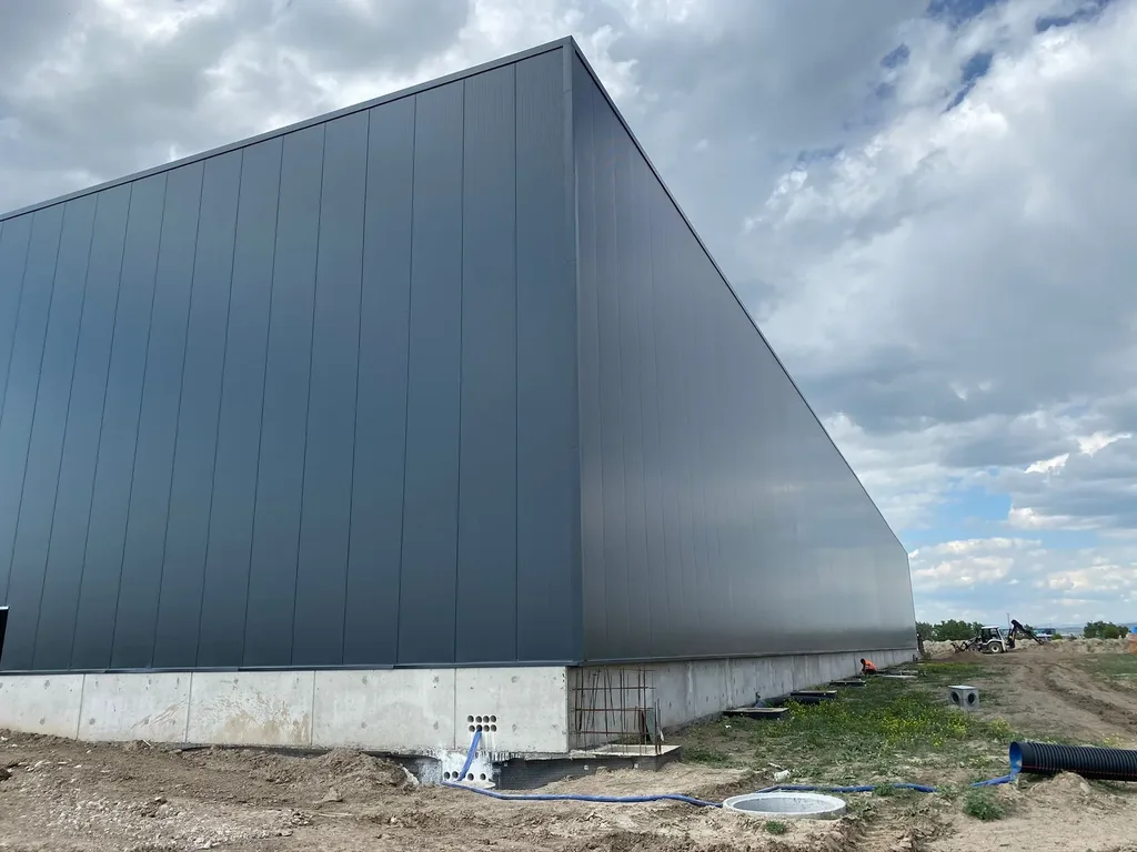 A building with an anthracite sandwich panel facade